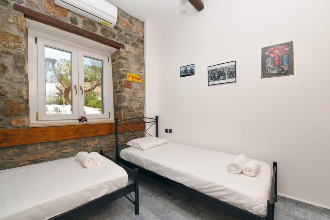 Flora'S Beach And Pool Villa In Syros Liaropá Exterior photo