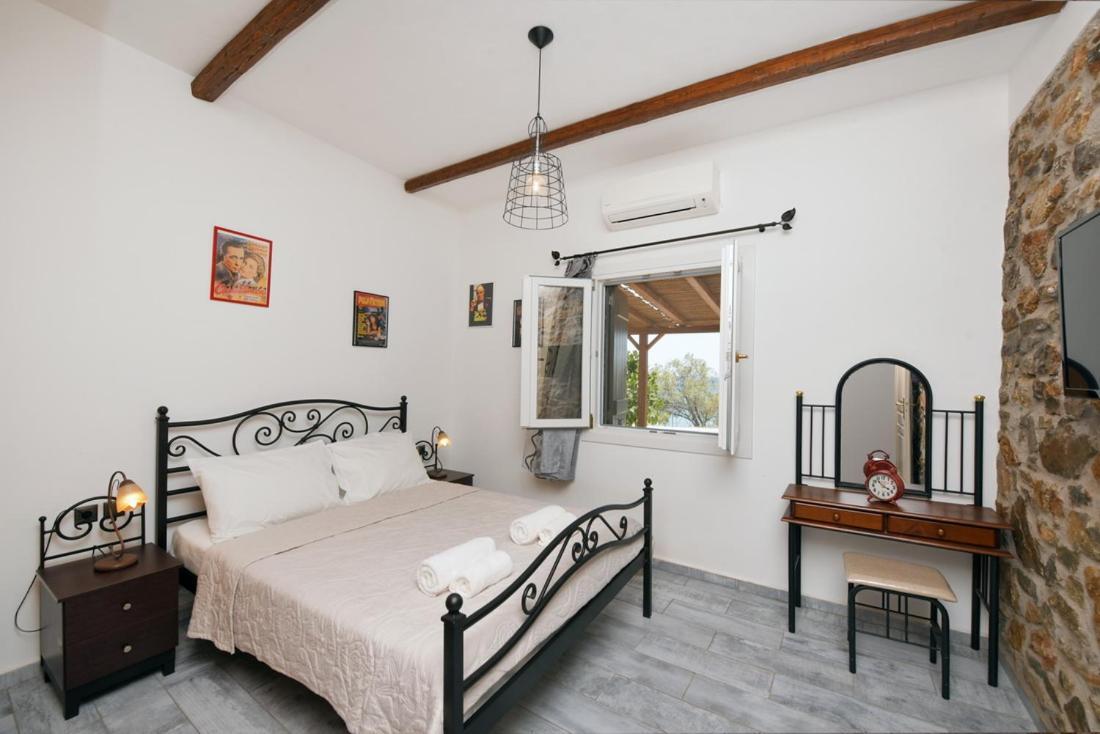 Flora'S Beach And Pool Villa In Syros Liaropá Exterior photo